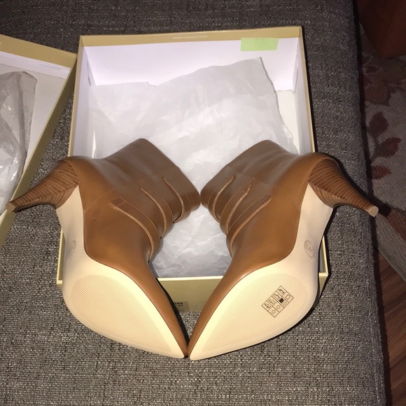 MICHAEL MICHAEL KORS
Lori Leather Mid-Calf Boot - Picture 3 of 6